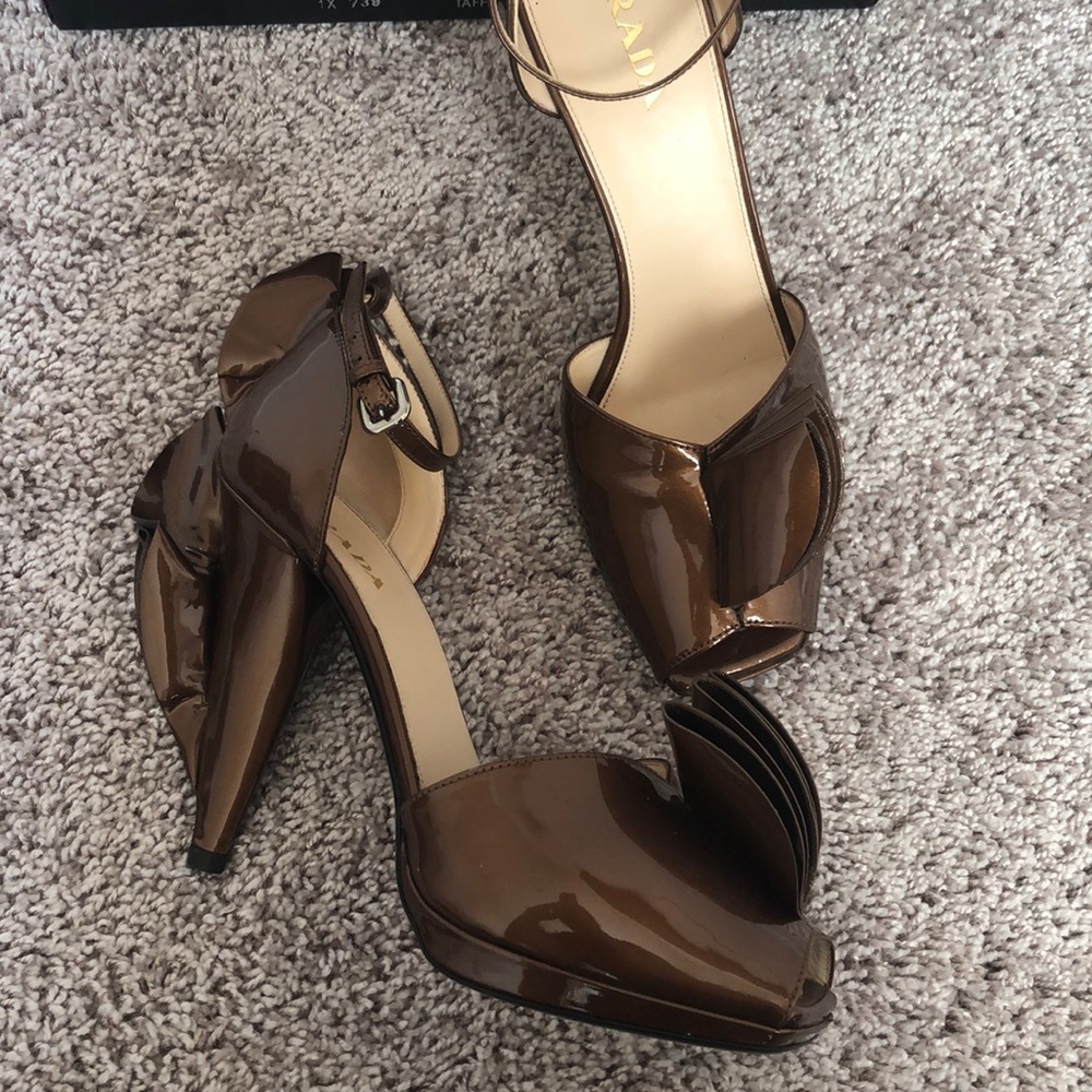 🛑 SOLD! Prada Patent Leather Sandals - Picture 4 of 9